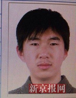 犯罪嫌疑人李小龍，27歲，唐山樂亭人。村干部說李小龍經(jīng)常把自己關(guān)在家里