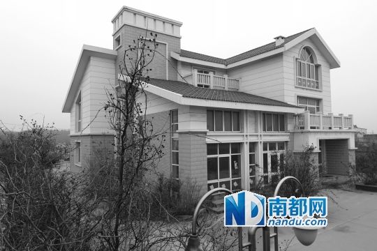 　馬超群在赤土山村村委會旁的別墅，就是以“自來水維護站”的名義拿的地。