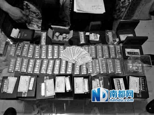 　馬超群家中金條清點現(xiàn)場。