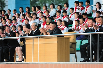5月2日，金正恩與金與正（前排左二）一起觀看比賽。