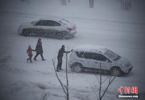 12月8日，經(jīng)過(guò)一夜降雪，烏魯木齊已是皚皚白雪一片。（圖片來(lái)源于中新網(wǎng)）