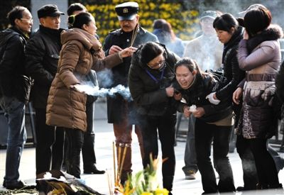 昨日，上海，外灘踩踏事件遇難者家屬來到事發(fā)地獻(xiàn)花祭奠。