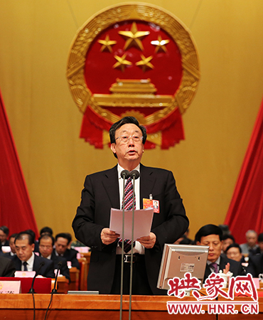 在表決通過各項決議后，省委書記、省人大常委會主任郭庚茂作出講話