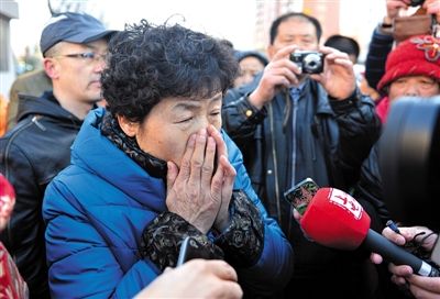 2月9日，呼格吉勒圖的母親尚愛云在旁聽趙志紅案后，接受媒體采訪時落淚。新華社記者 任軍川 攝