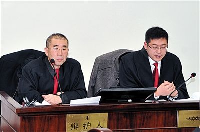 1月5日，呼市中院審理趙志紅案。律師謝飛（左）和張瑞軍（右）出庭為趙志紅辯護。