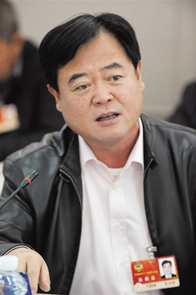 　政協(xié)委員、中國(guó)通用技術(shù)集團(tuán)董事長(zhǎng)賀同新稱，按照2014年的數(shù)字，他的薪水下降了近50%。圖/CFP