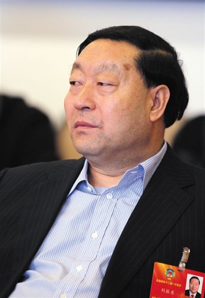 政協(xié)委員、國(guó)家電網(wǎng)公司董事長(zhǎng)劉振亞說(shuō)，原來(lái)其工資超過(guò)100萬(wàn)，現(xiàn)在他是公司里降薪最多的。圖/CFP
