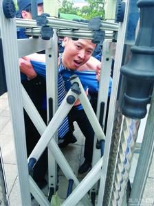 律師王甫在試圖跑進(jìn)衡陽中院大門時(shí)被圍攻者阻止，西服和襯衣被撕爛。