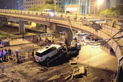 路虎車被扶正后，救援車將其拖離現(xiàn)場(chǎng)。