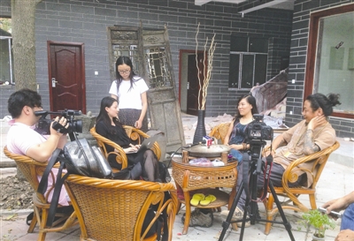 23日，顧少?gòu)?qiáng)接受成都媒體采訪