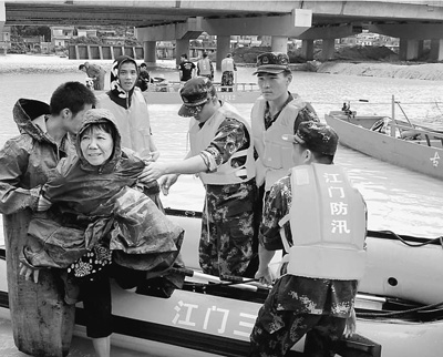 5日，廣東江門(mén)市邊防官兵解救被洪水圍困的群眾。 廖 鍵攝（人民視覺(jué)）