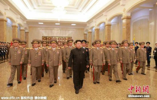 資料圖：朝鮮最高領(lǐng)導(dǎo)人金正恩此前參謁錦繡山太陽宮的情景。