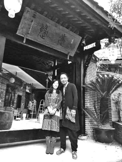 顧少?gòu)?qiáng)和丈夫在自己的客棧前合影,作為結(jié)婚照。照片由受訪者提供