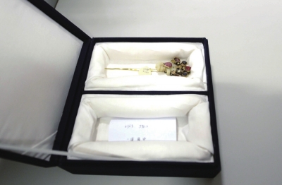 存放于匣內(nèi)的金簪華美依舊。