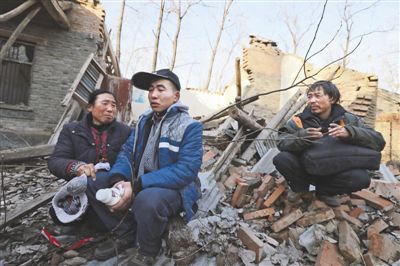 2014年1月，取保候?qū)彽乃螤?zhēng)光和父母看著殘敗的房子，默默流淚