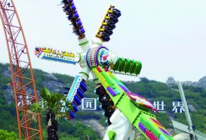3月28日零點(diǎn)剛過(guò)幾分鐘，上海迪士尼6月16日開(kāi)園日的門票就宣告售罄，巨大的訪問(wèn)量一度導(dǎo)致票務(wù)系統(tǒng)出現(xiàn)間歇性故障，被網(wǎng)友調(diào)侃“激烈程度堪比春運(yùn)”。網(wǎng)上甚至有“黃?！睂⒁粡堥_(kāi)園門票炒到幾千元。
