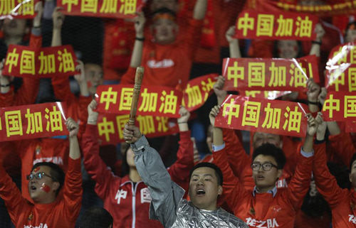 中國隊球迷在看臺上為球隊加油。新華社發(fā)