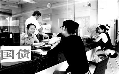 由于網(wǎng)銀和柜臺同時開售，部分銀行網(wǎng)點甚至來不及賣出一筆就發(fā)現(xiàn)額度全部被搶光供圖/視覺中國