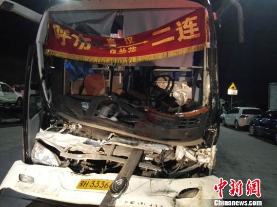 圖為載客大巴車，受損嚴(yán)重。