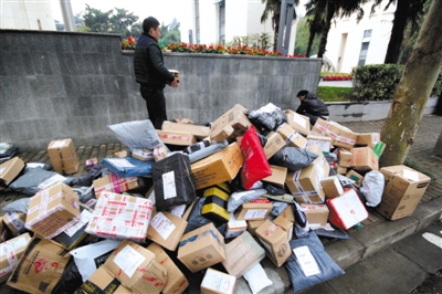 2015年11月19日，江蘇省南京市，河海大學(xué)校園外的路上大堆的快遞。圖/視覺中國