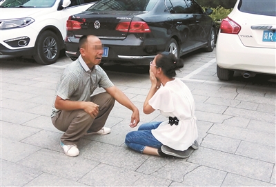 一位來(lái)自山西的父親，在燕郊找到陷入傳銷組織的女兒，當(dāng)街痛哭，求女兒回家