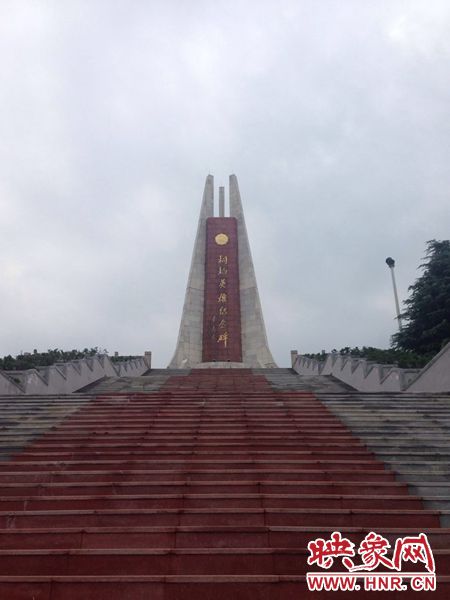 桐柏是革命老區(qū)，英雄紀(jì)念碑位于南端翠屏山上。