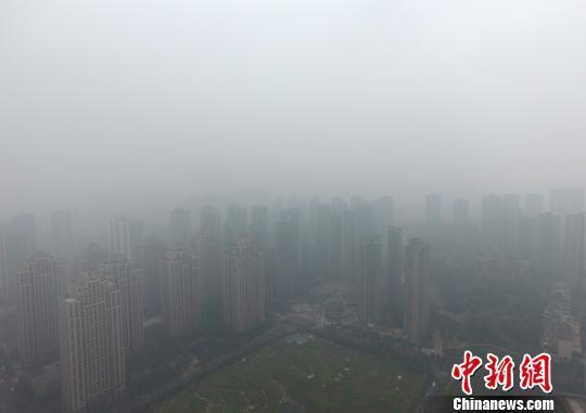  1月5日，重慶主城上空一片灰蒙蒙。