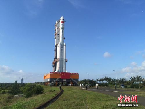4月17日7時(shí)30分，承載著長(zhǎng)征七號(hào)遙二運(yùn)載火箭與天舟一號(hào)貨運(yùn)飛船組合體的活動(dòng)發(fā)射平臺(tái)，垂直轉(zhuǎn)運(yùn)至發(fā)射區(qū)，標(biāo)志著“天舟一號(hào)”飛行任務(wù)正式進(jìn)入發(fā)射階段。閆寧 攝