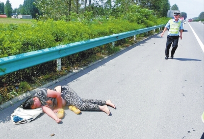 險！一女子躺高速路上睡大覺 漯河交警忙轉(zhuǎn)移保安全