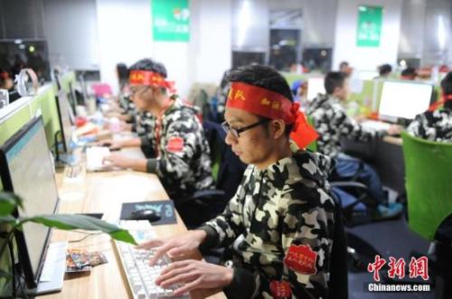 資料圖：安徽蕪湖某電商迎戰(zhàn)雙十一。中新社記者 張婭子 攝