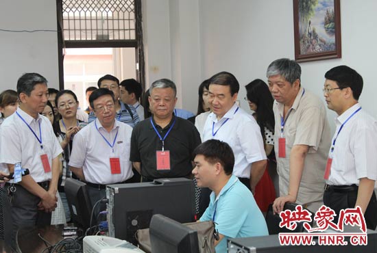 在評卷質(zhì)檢組,工作人員介紹說,今年有四級質(zhì)檢(即小組質(zhì)檢、題組質(zhì)檢、學(xué)科質(zhì)檢、省質(zhì)檢),確保嚴(yán)把質(zhì)量