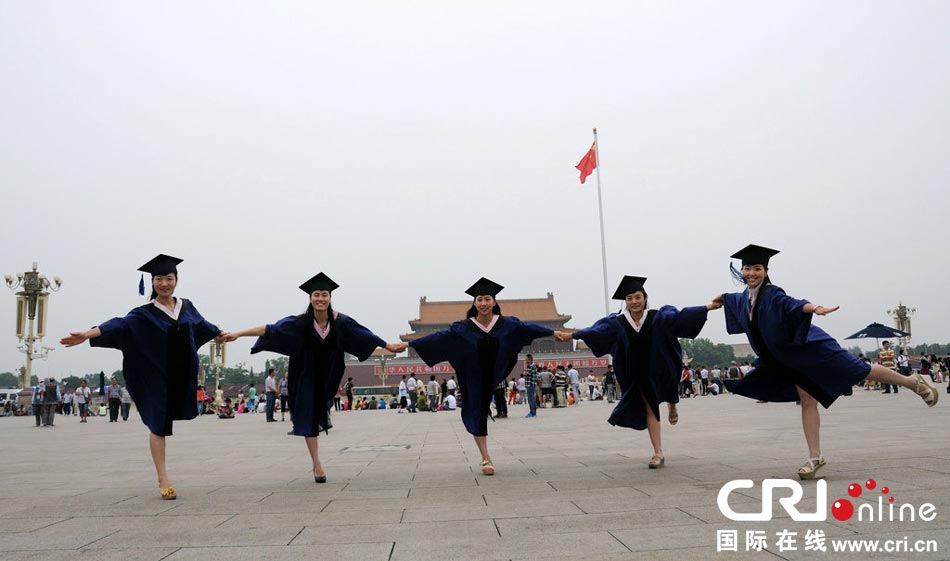 幾名打?qū)W生天安門廣場(chǎng)創(chuàng)意留影。圖片來源：金聞/CFP