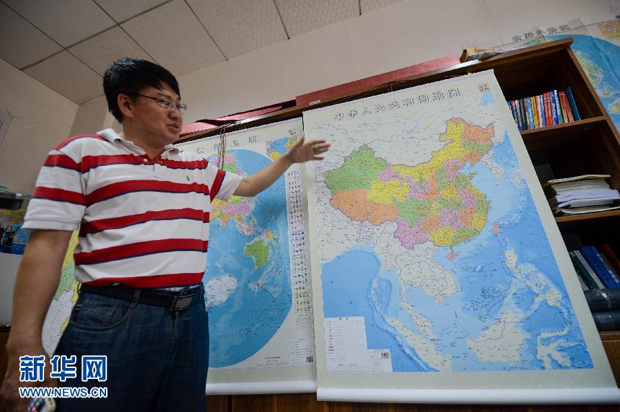 6月23日，湖南地圖出版社總編輯雷宜遜在介紹豎版《中華人民共和國地圖》。