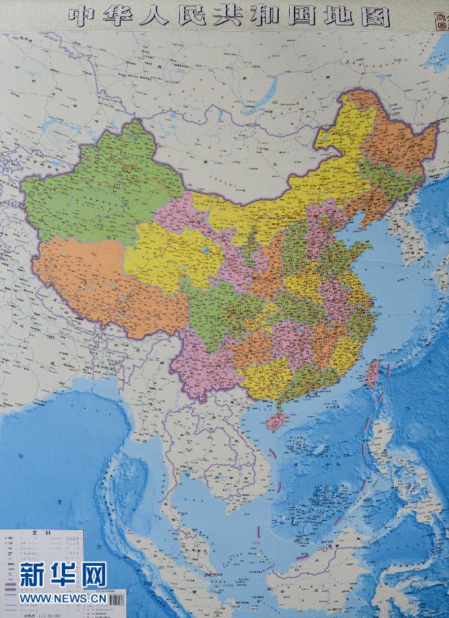 這是6月23日拍攝的豎版《中華人民共和國地圖》。