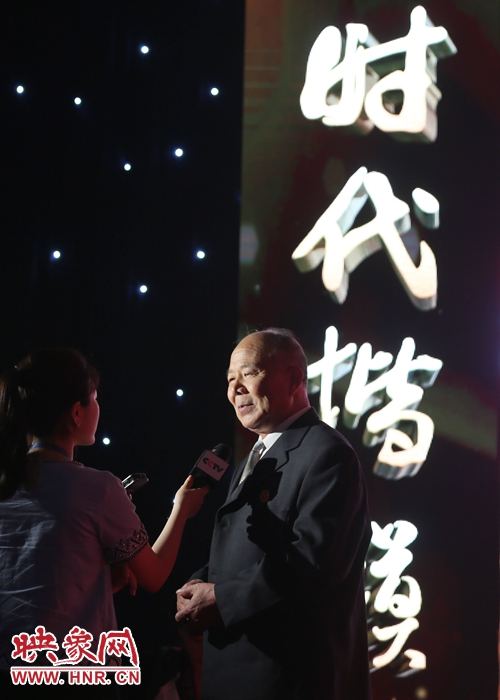 河南鄧州“編外雷鋒團”團長宋清梅，在“時代楷?！卑l(fā)布廳接受中央媒體現(xiàn)場采訪。