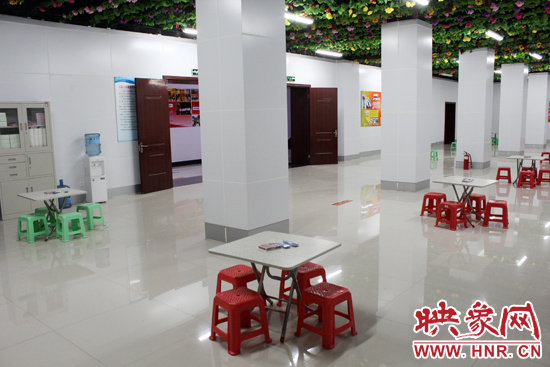 為了給市民納涼避暑創(chuàng)造舒適的環(huán)境，今年鄭州市人防辦加大了投入，對(duì)納涼點(diǎn)進(jìn)行了升級(jí)改造