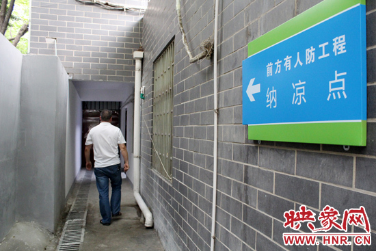 在每一處納涼點(diǎn)均有醒目標(biāo)志，市民可就近前往。