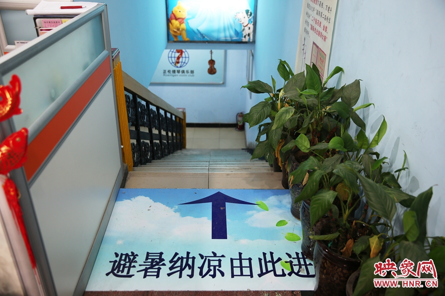 金水區(qū)人防（珠江琴行）納涼點(diǎn)入口處的明顯標(biāo)識。