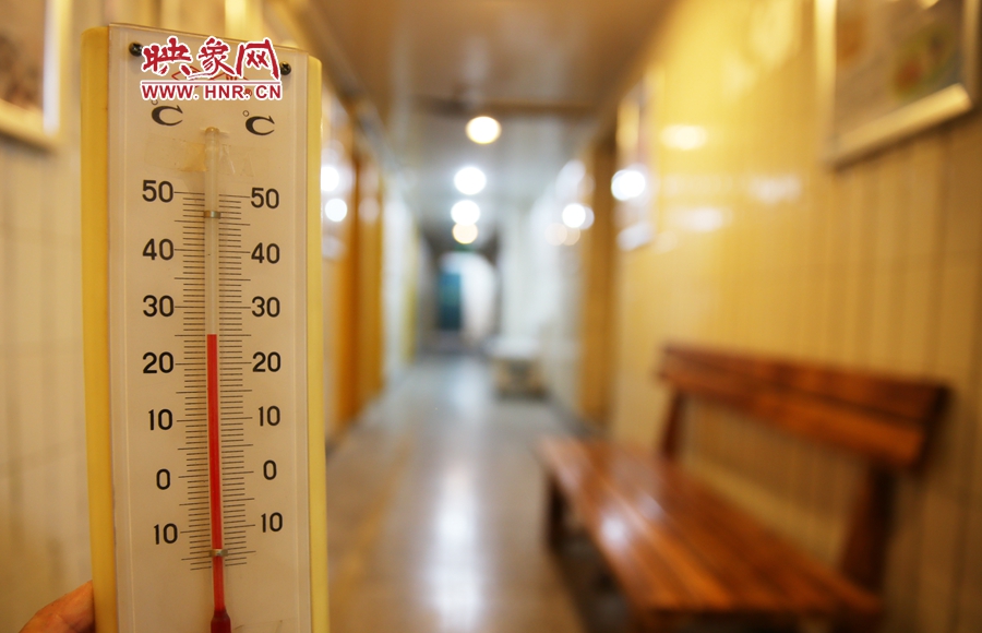 金水區(qū)人防辦（珠江琴行）納涼處溫度為25度。
