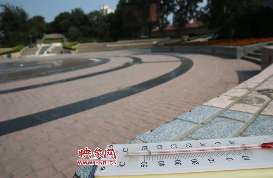 7月8日下午15時(shí)46分，紫荊山公園地表溫度為42度（溫度計(jì)放置地面測量），比人防納涼處高17度。