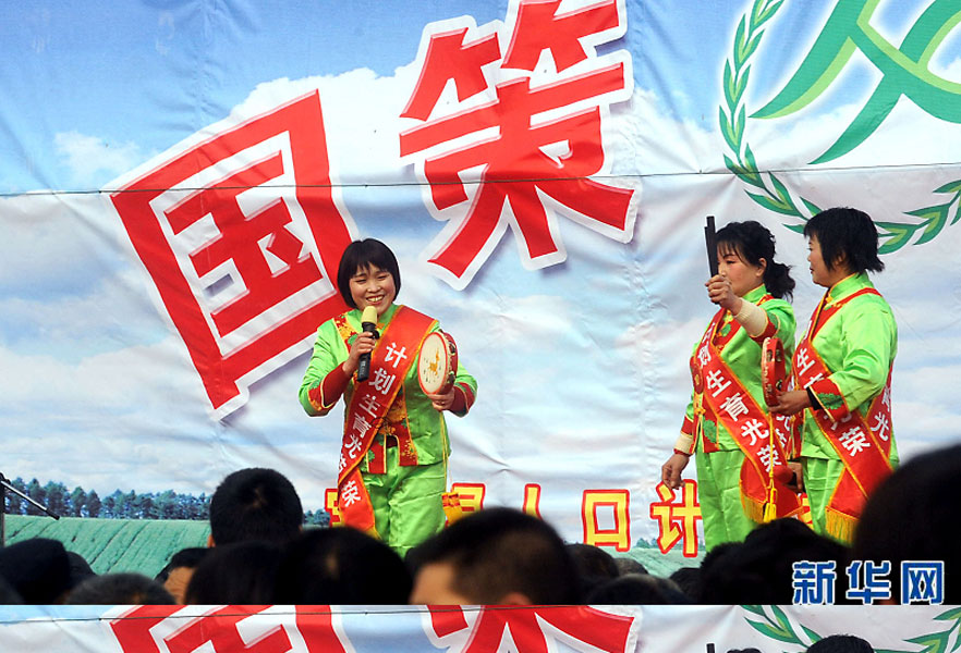 說(shuō)唱演員在河南省寶豐縣街頭宣傳計(jì)劃生育政策（2008年2月19日攝）。
