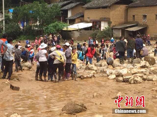 7月28日,云南省保山市隆陽區(qū)瓦房鄉(xiāng)喜坪村上坪小組發(fā)生山洪災害,造成3戶人家9人被沖走。