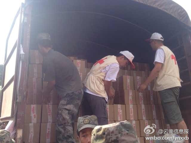 第14集團軍官兵協(xié)助阿迪力將1100余箱切糕從貨車上卸下。