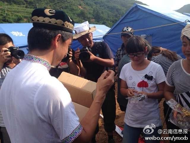 “切糕王子”阿迪力帶著重達5噸、價值50萬元的切糕于7日下午抵達魯?shù)榈卣鹫鹬旋堫^山鎮(zhèn)。