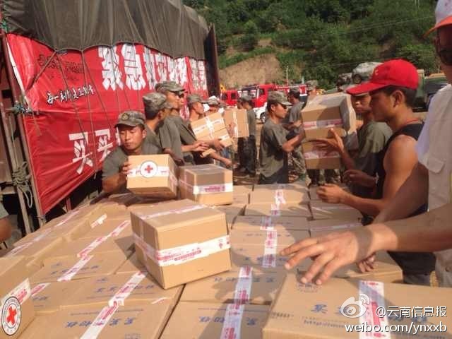 第14集團軍官兵協(xié)助阿迪力將1100余箱切糕從貨車上卸下。