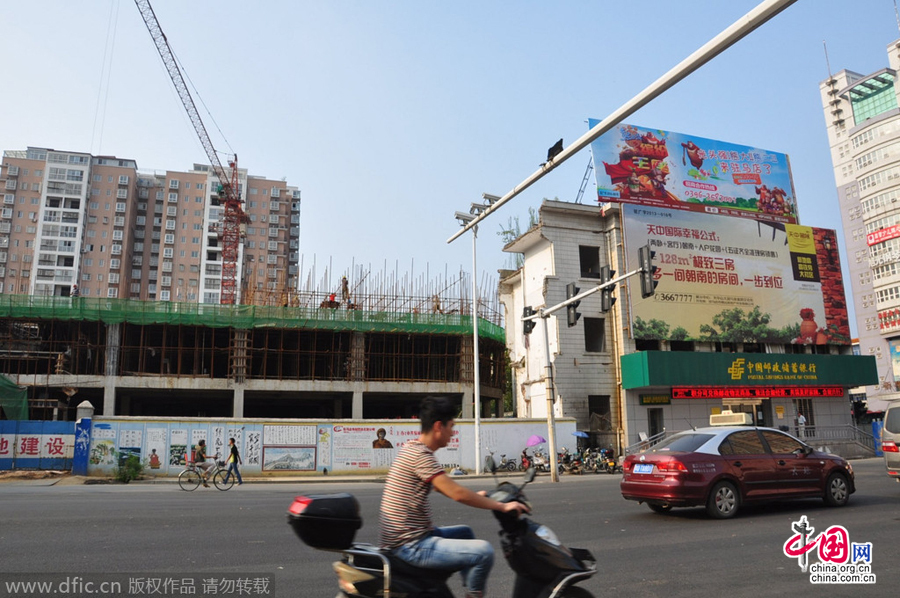 營業(yè)網(wǎng)點(diǎn)周圍也都在開發(fā)建設(shè),唯有這座三層小樓極為扎眼。