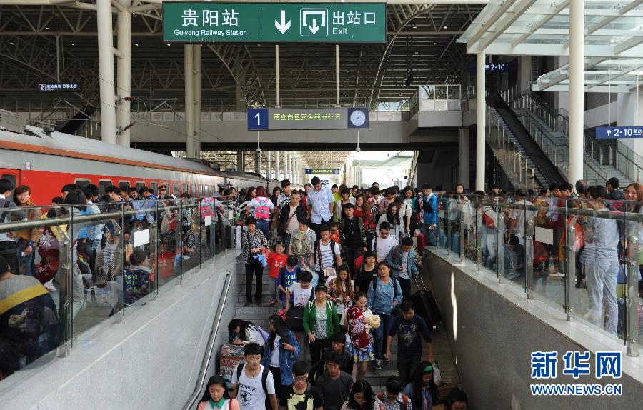 10月6日，抵達貴陽火車站的旅客準備出站。