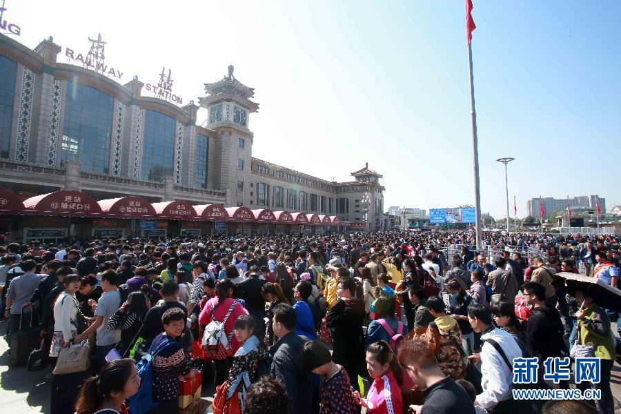  10月6日，在北京火車站，人們排隊進站。
