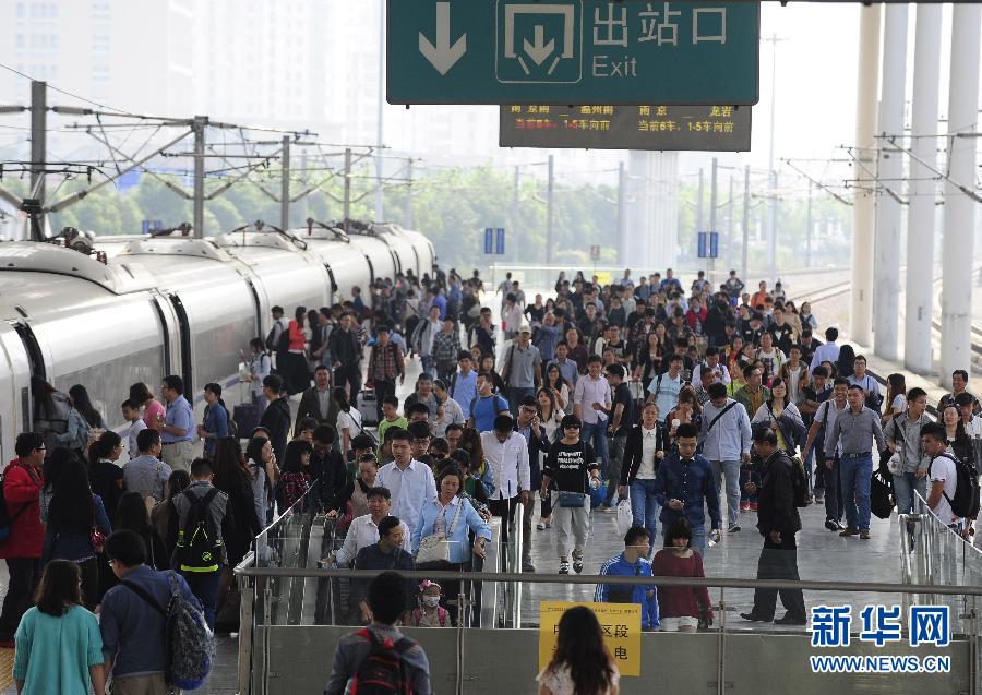 10月6日，無錫火車站站臺上人頭攢動。