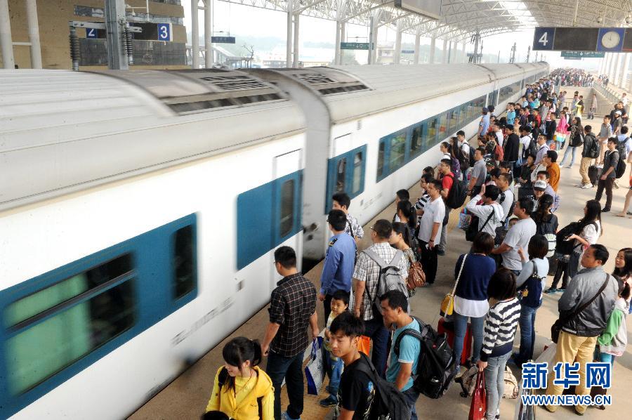 10月6日，在安徽銅陵火車站，大批旅客在站臺上等候乘車。